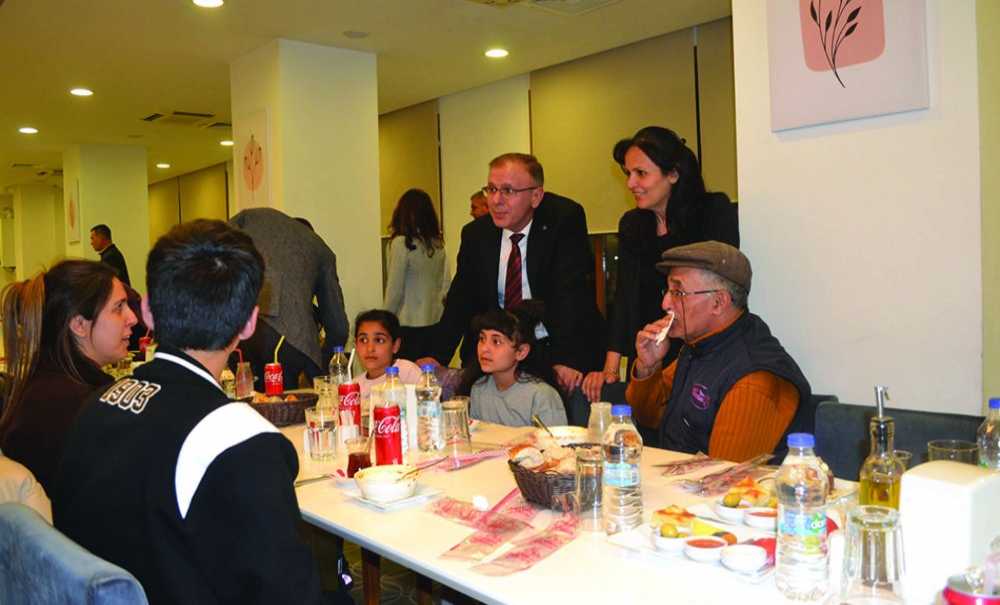 Kaymakam Sarılı Çocukların Yüzünü Güldürdü