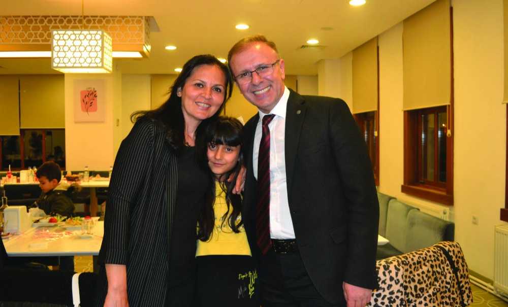 Kaymakam Sarılı Çocukların Yüzünü Güldürdü