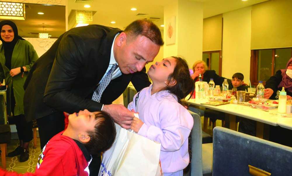 Kaymakam Sarılı Çocukların Yüzünü Güldürdü