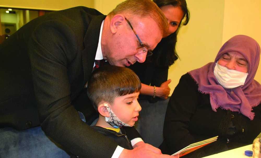 Kaymakam Sarılı Çocukların Yüzünü Güldürdü