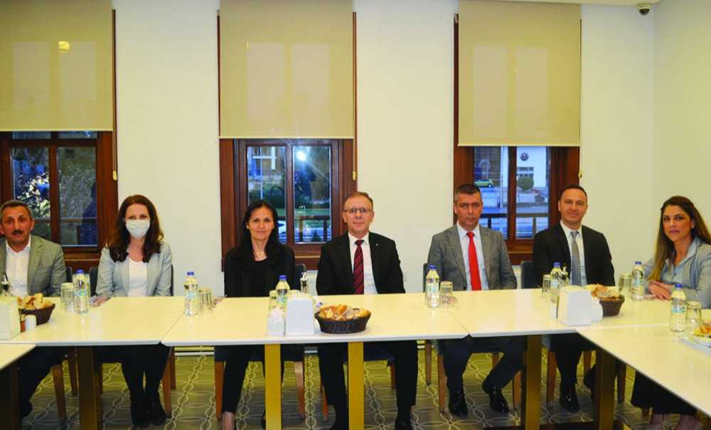 Kaymakam Sarılı Çocukların Yüzünü Güldürdü