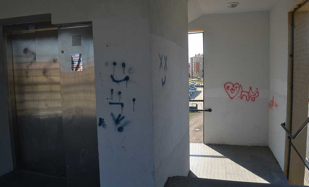 Öğrenciler Tahta Yerine Duvarlara Yazı Yazıyor!