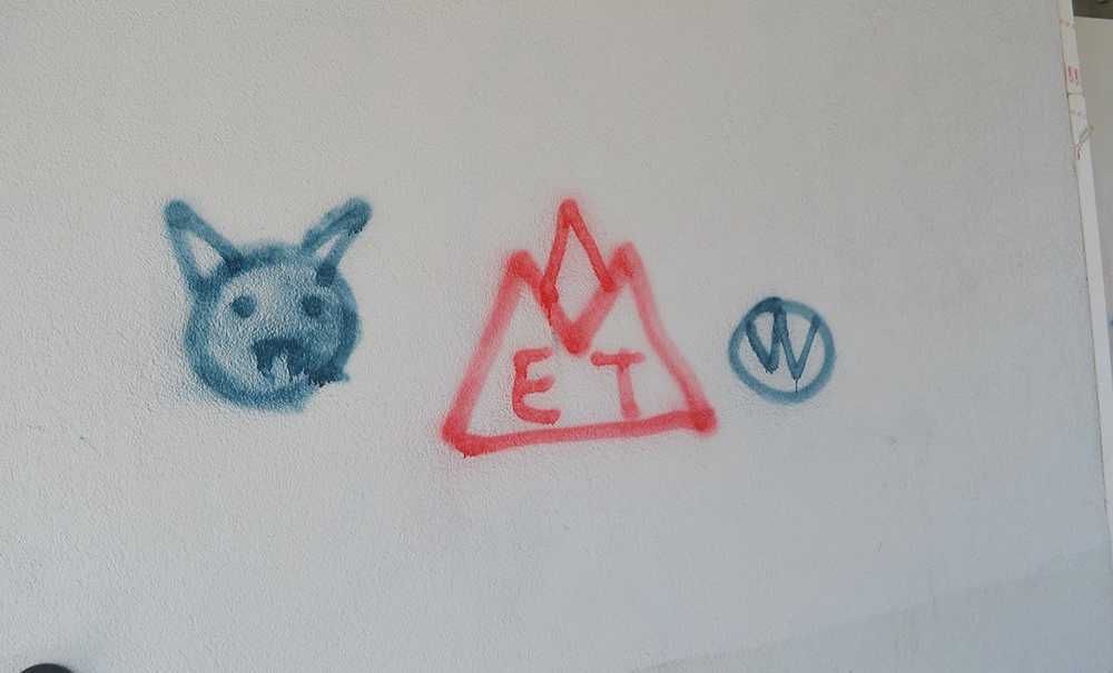 Öğrenciler Tahta Yerine Duvarlara Yazı Yazıyor!