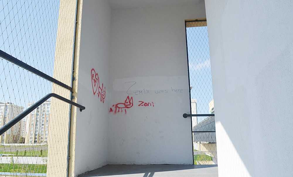 Öğrenciler Tahta Yerine Duvarlara Yazı Yazıyor!