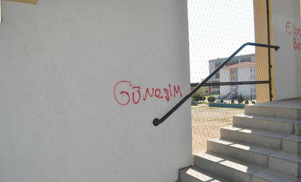 Öğrenciler Tahta Yerine Duvarlara Yazı Yazıyor!