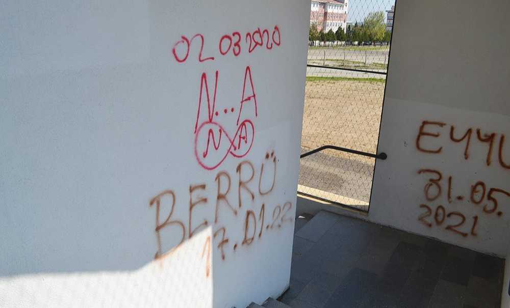 Öğrenciler Tahta Yerine Duvarlara Yazı Yazıyor!