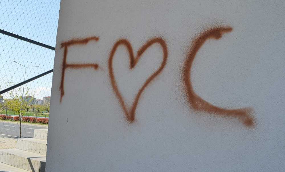 Öğrenciler Tahta Yerine Duvarlara Yazı Yazıyor!