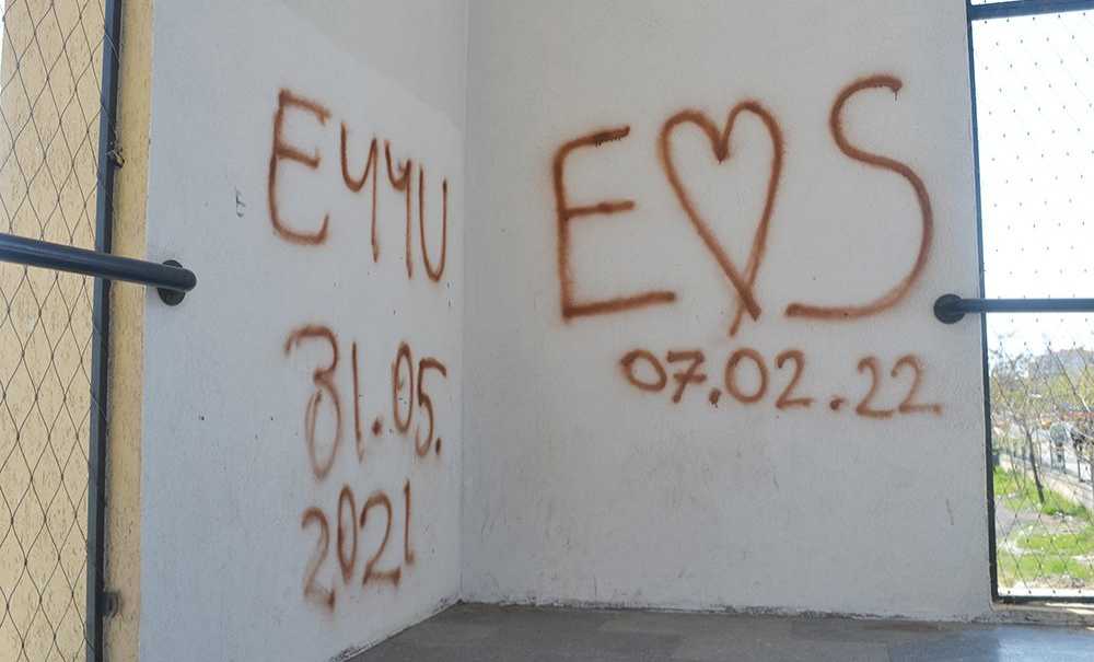 Öğrenciler Tahta Yerine Duvarlara Yazı Yazıyor!