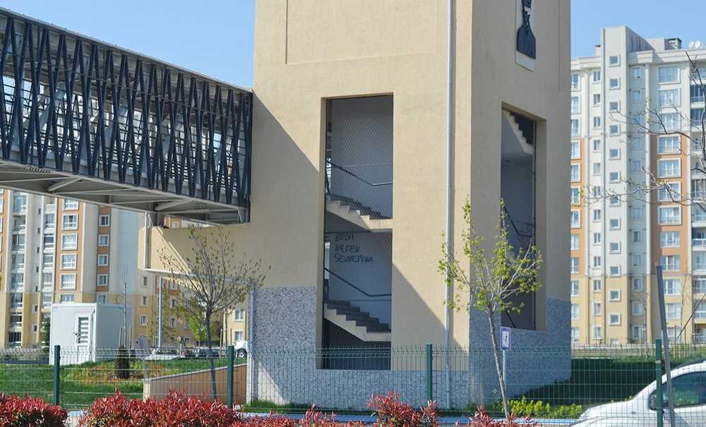 Öğrenciler Tahta Yerine Duvarlara Yazı Yazıyor!