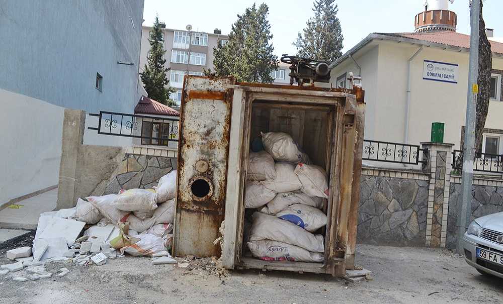 Caminin Önündeki Bu Görüntü Tepki Çekiyor