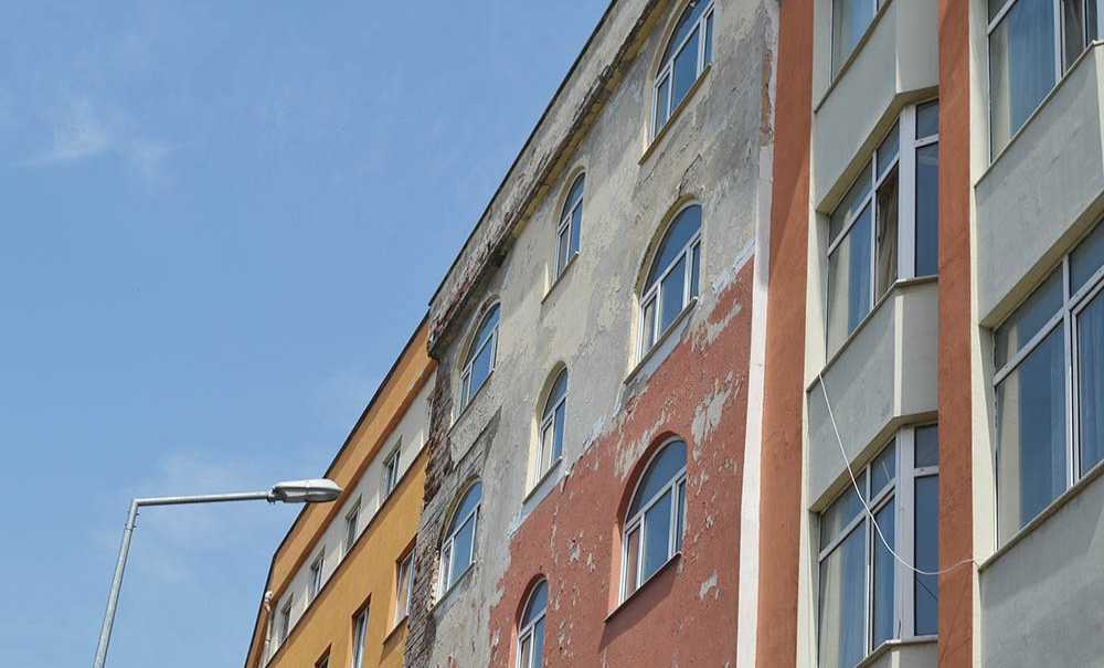 Okulun Yanındaki Bina Tehlike Saçıyor