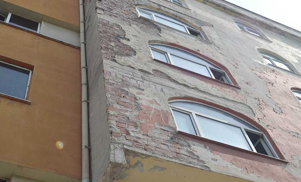 Okulun Yanındaki Bina Tehlike Saçıyor