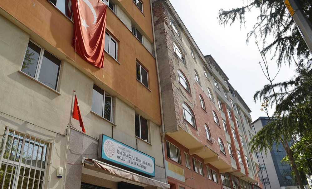 Okulun Yanındaki Bina Tehlike Saçıyor