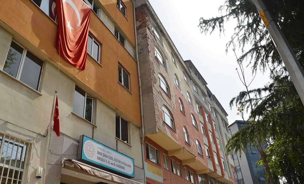 Okulun Yanındaki Bina Tehlike Saçıyor