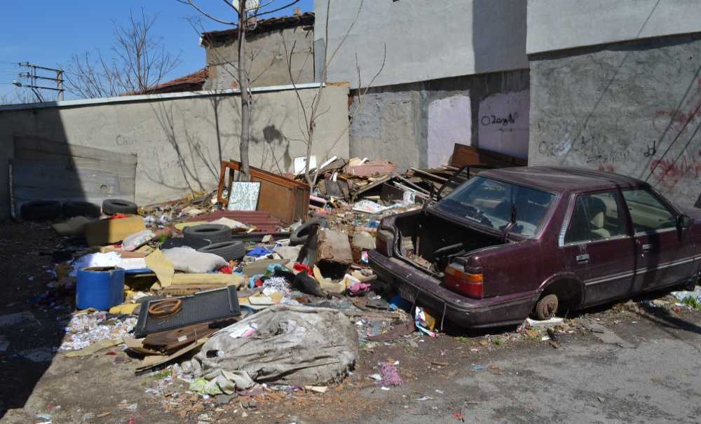 Aynı Sokaktaki İki Metruk Bina Da Yandı