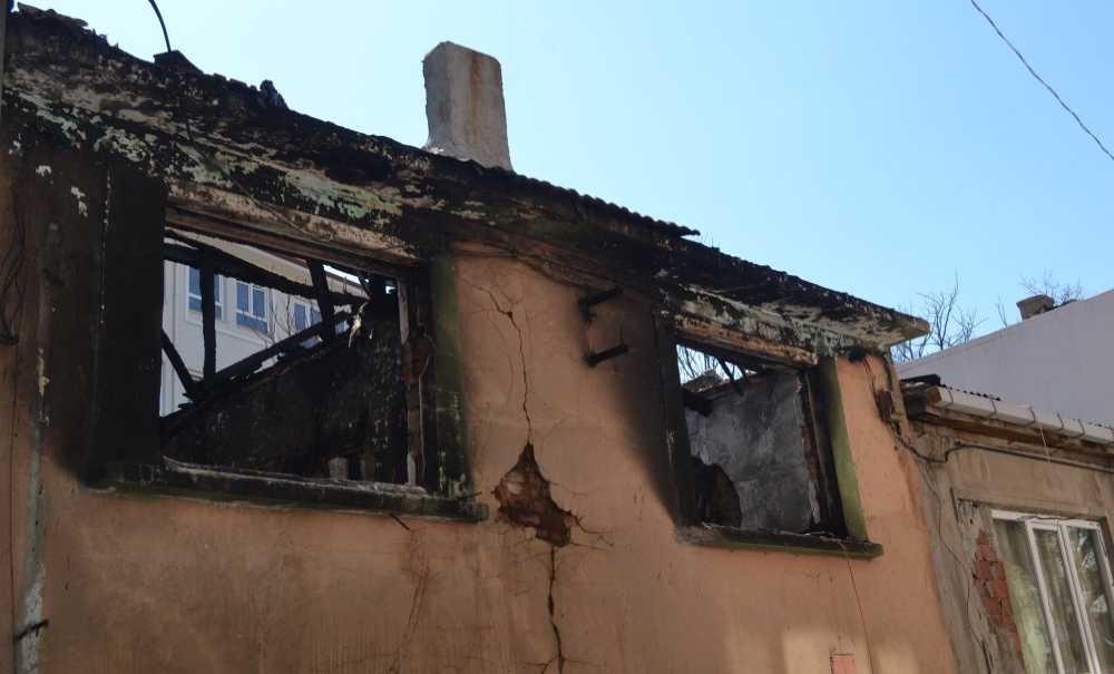 Aynı Sokaktaki İki Metruk Bina Da Yandı