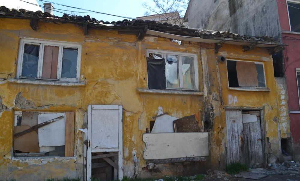 Aynı Sokaktaki İki Metruk Bina Da Yandı