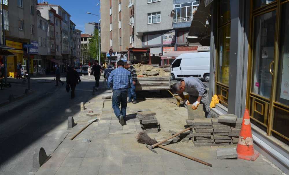 Kırılan Kaldırım Taşları Yenilendi