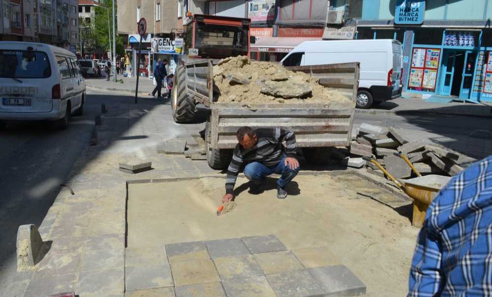 Kırılan Kaldırım Taşları Yenilendi