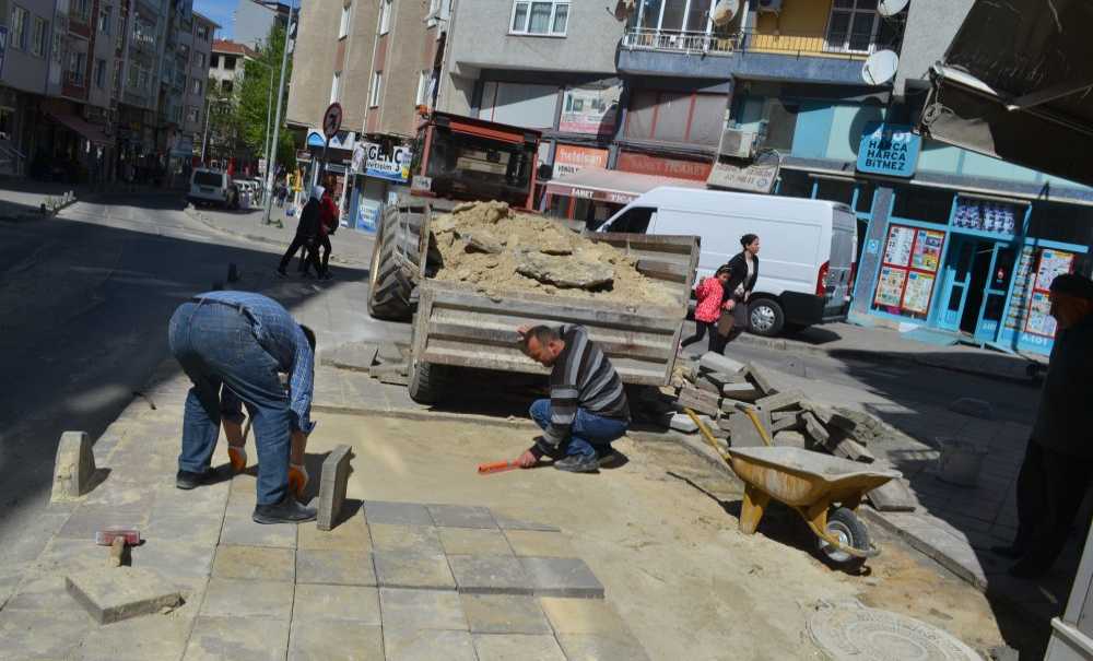 Kırılan Kaldırım Taşları Yenilendi