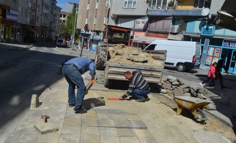 Kırılan Kaldırım Taşları Yenilendi