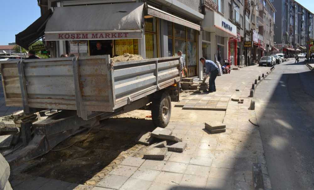 Kırılan Kaldırım Taşları Yenilendi