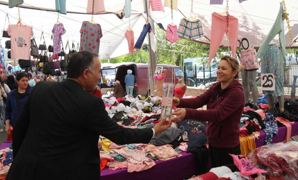 Pazardaki Annelere Hediyeler Verdiler