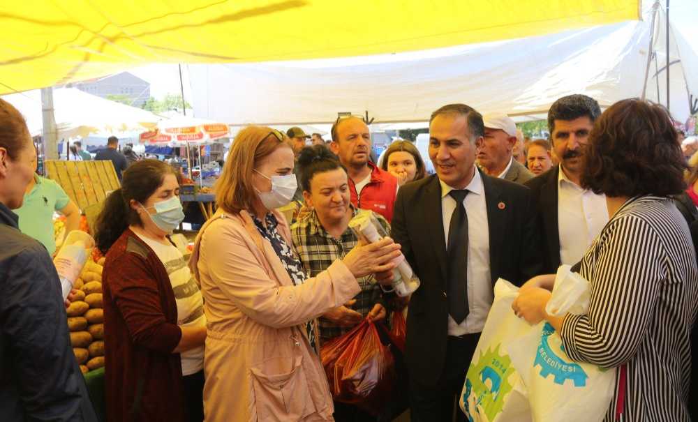 Pazardaki Annelere Hediyeler Verdiler