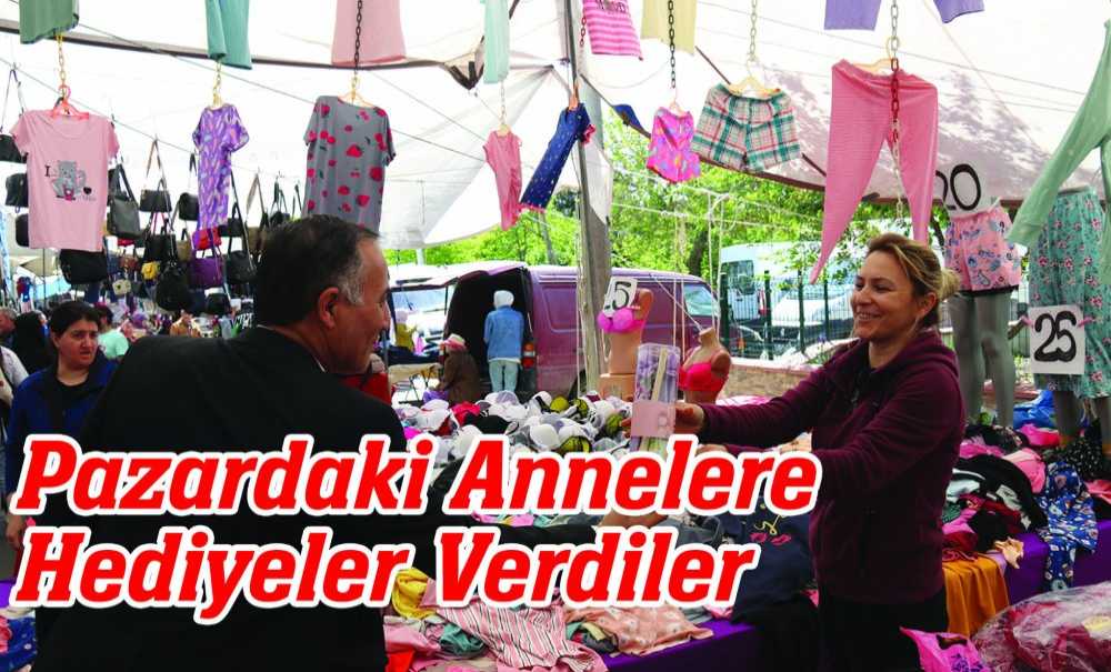 Pazardaki Annelere Hediyeler Verdiler