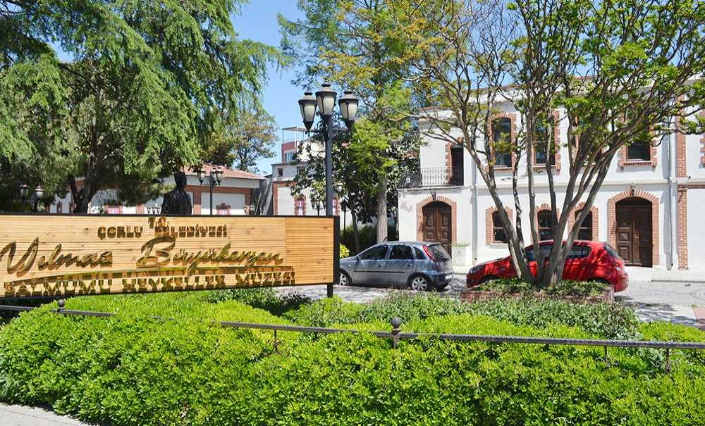 Müzenin Önü Otopark Oldu