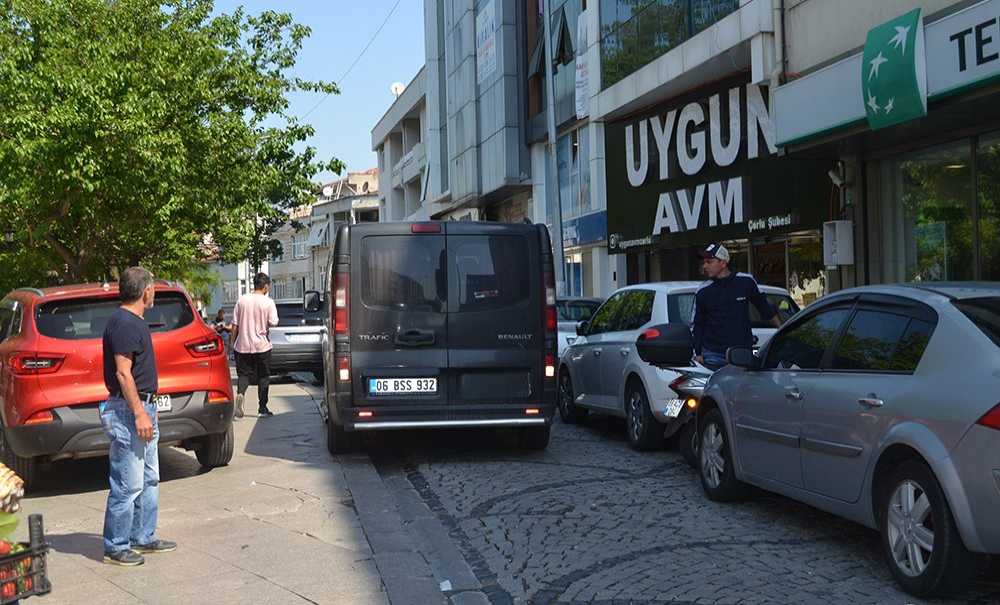 Park Eden Araç Nedeniyle Yol Trafiğe Kapandı