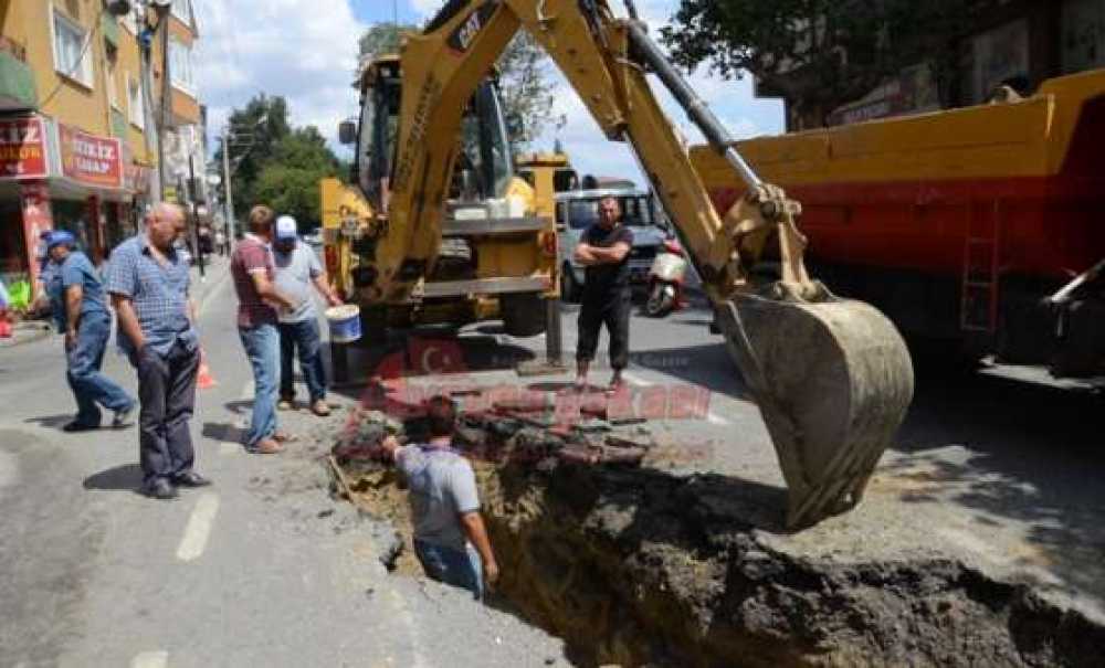 Yol Çöktü Şinasi Kurşun Caddesi Trafiğe Kapatıldı