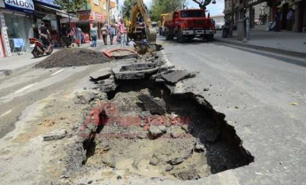 Yol Çöktü Şinasi Kurşun Caddesi Trafiğe Kapatıldı