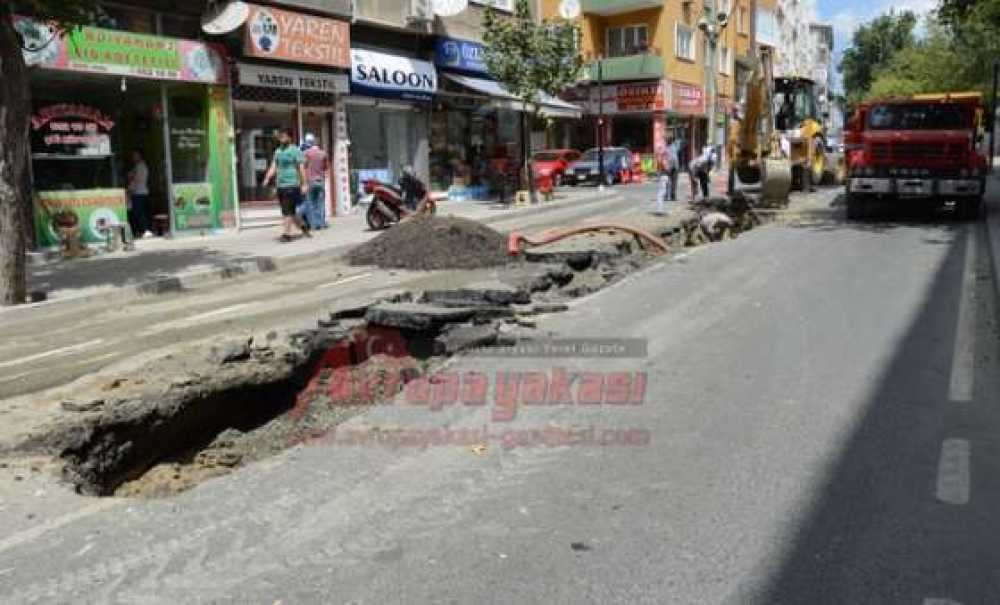 Yol Çöktü Şinasi Kurşun Caddesi Trafiğe Kapatıldı