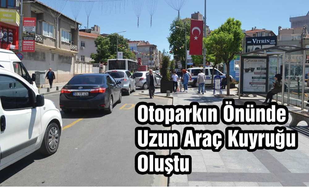 Otoparkın Önünde Uzun Araç Kuyruğu Oluştu
