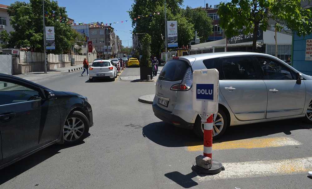 Otoparkın Önünde Uzun Araç Kuyruğu Oluştu