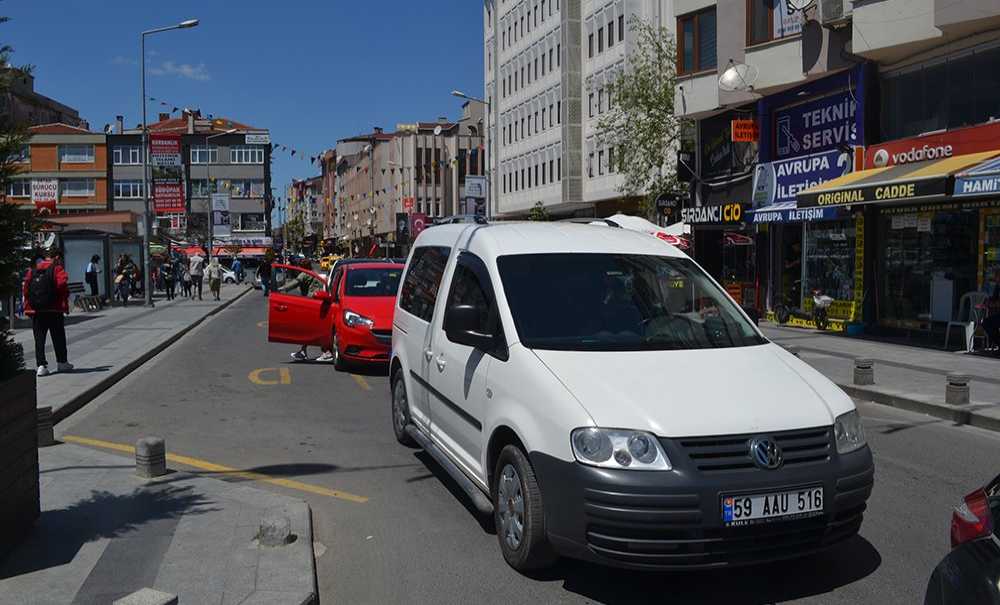 Otoparkın Önünde Uzun Araç Kuyruğu Oluştu
