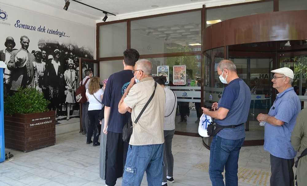 Belediyenin Önündeki Kuyruk Görenleri Şaşırttı