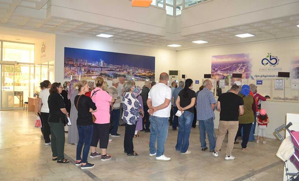 Belediyenin Önündeki Kuyruk Görenleri Şaşırttı