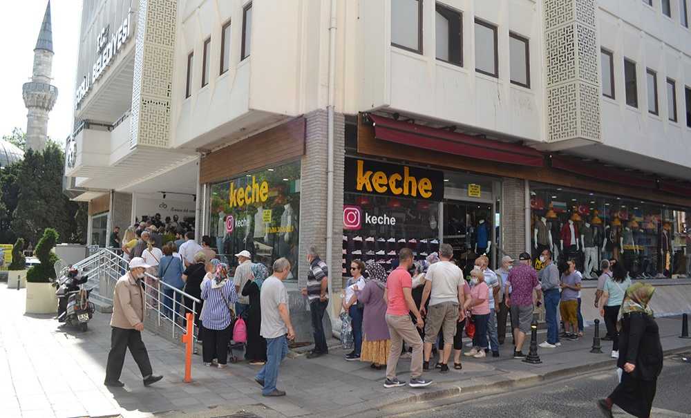 Belediyenin Önündeki Kuyruk Görenleri Şaşırttı