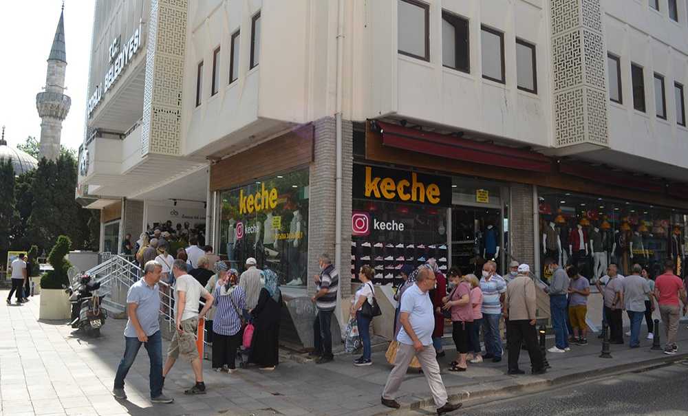 Belediyenin Önündeki Kuyruk Görenleri Şaşırttı