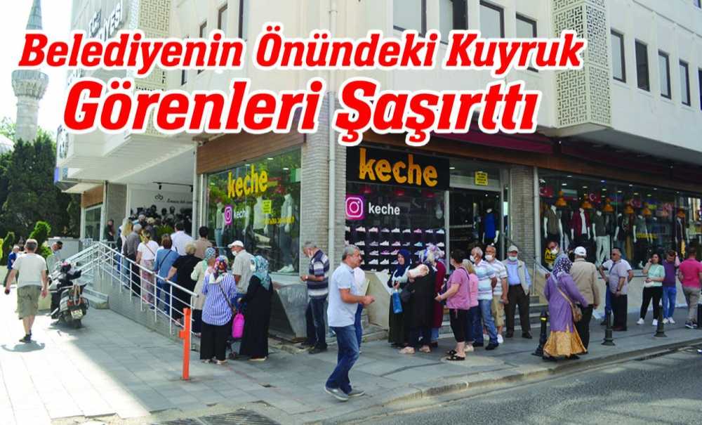 Belediyenin Önündeki Kuyruk Görenleri Şaşırttı