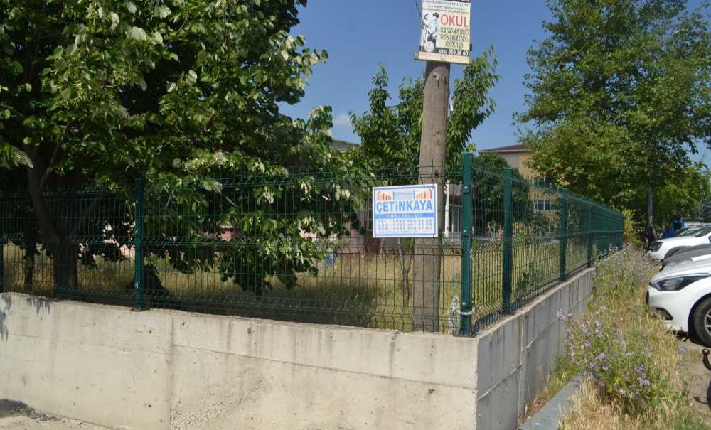 Sağlık Ocağının Bahçesini Ot Bürüdü