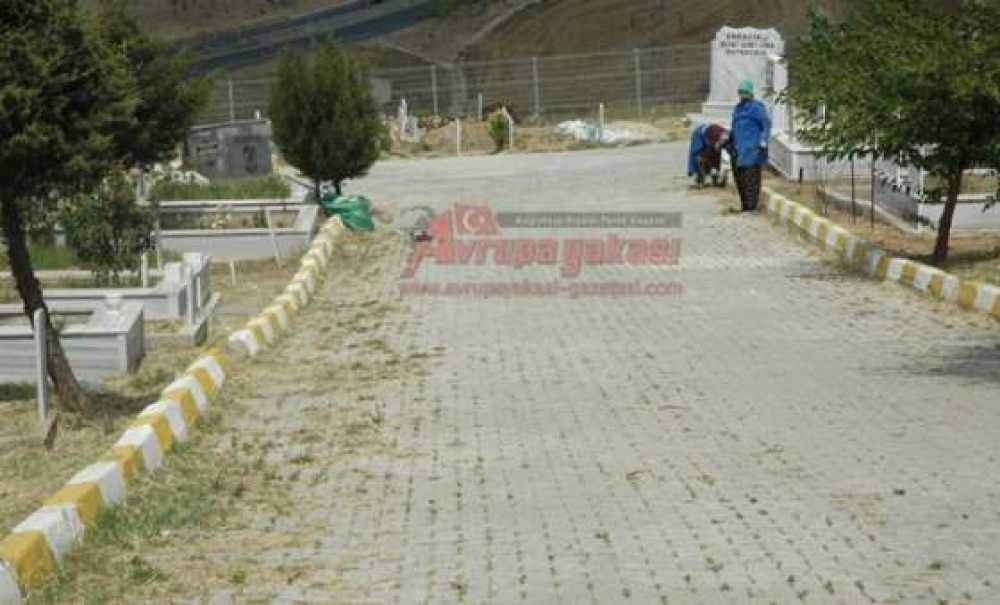 Mezarlıklarda Bayram Temizliği