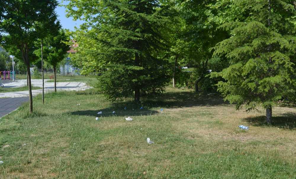 Çöpleri Çöp Kutusu Yerine Yerlere Atıyorlar