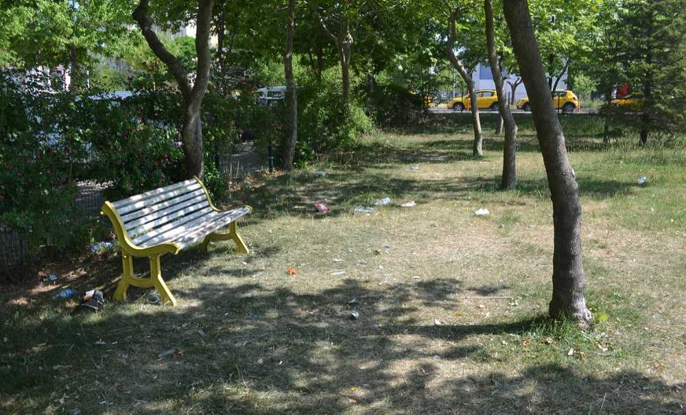 Çöpleri Çöp Kutusu Yerine Yerlere Atıyorlar