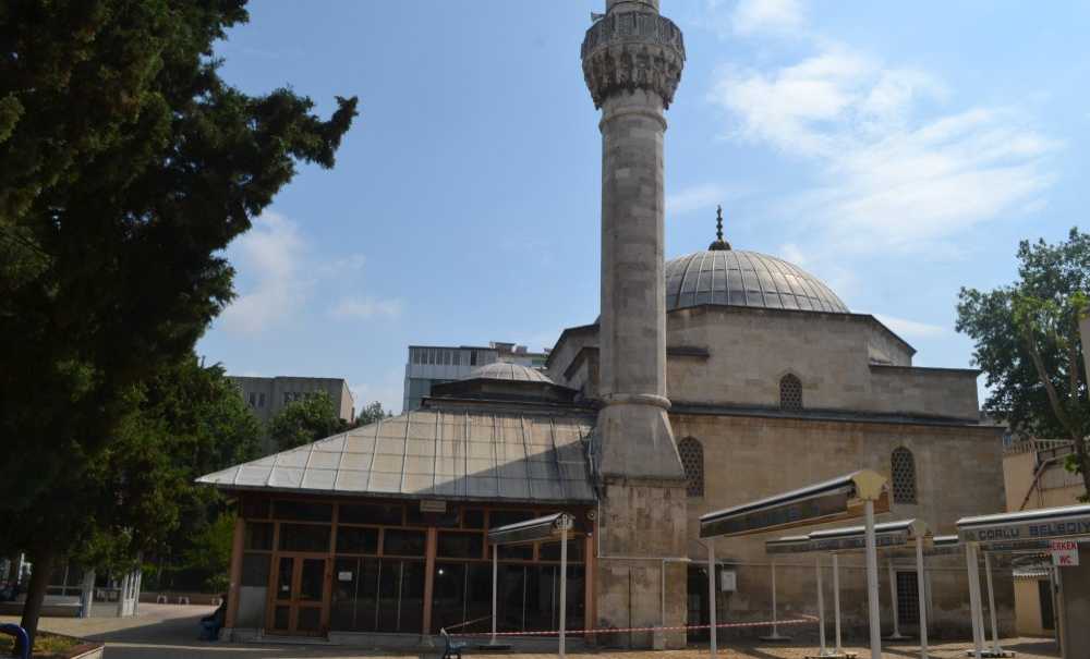 Tarihi Camiyi Onarmak Yerine, Şeritle Kapatıyorlar