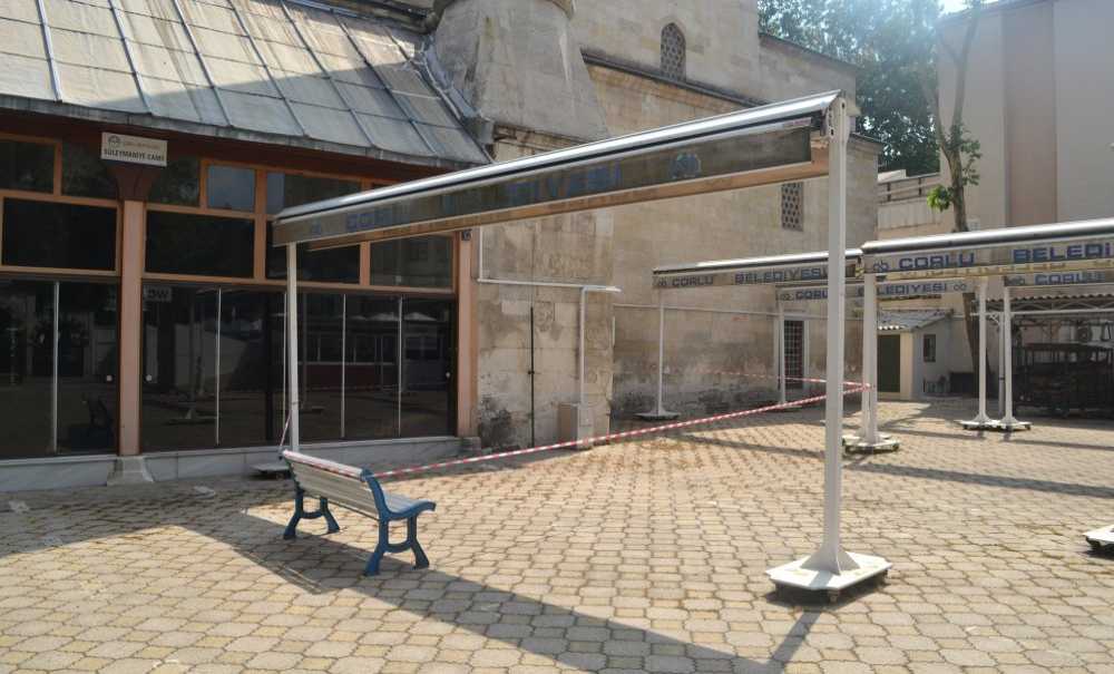 Tarihi Camiyi Onarmak Yerine, Şeritle Kapatıyorlar