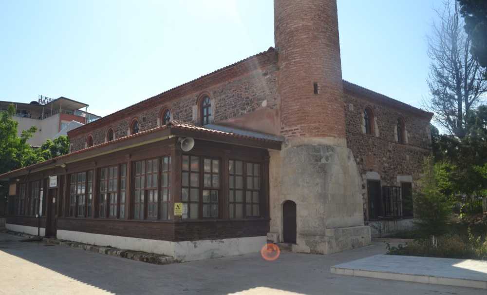 Tarihi Cami Bakımsızlıktan Dökülüyor