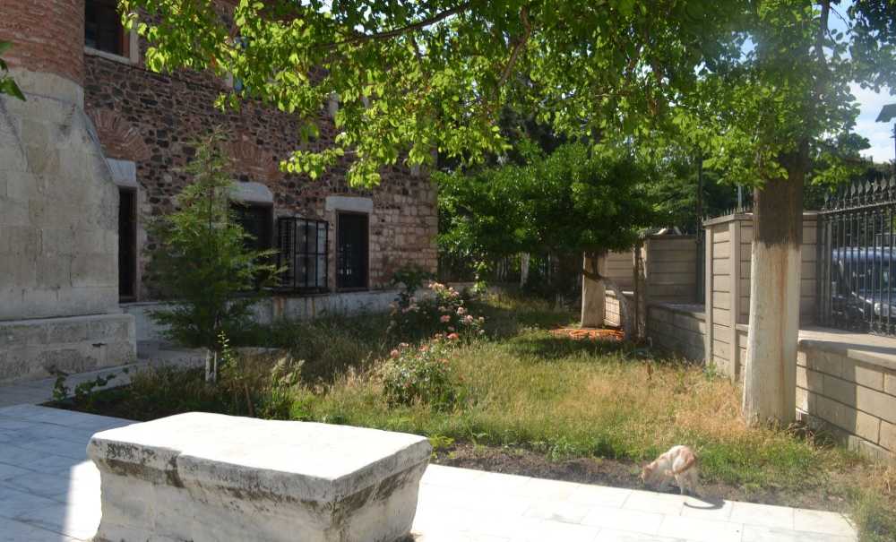 Tarihi Cami Bakımsızlıktan Dökülüyor